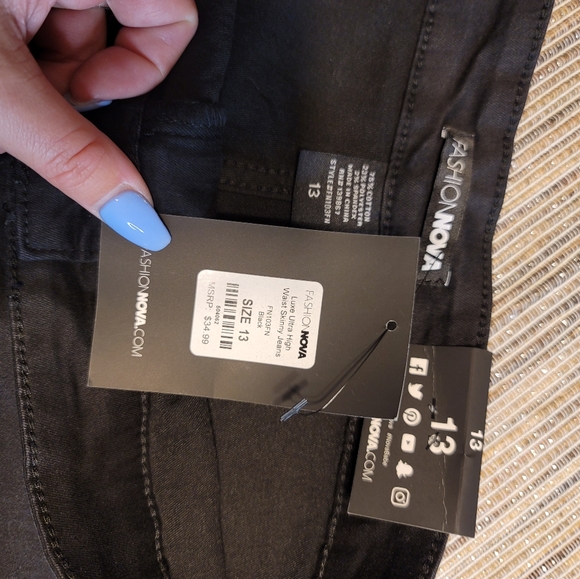 Luxe Ultra High Waist Skinny Jeans - Black
13 - Picture 4 of 5